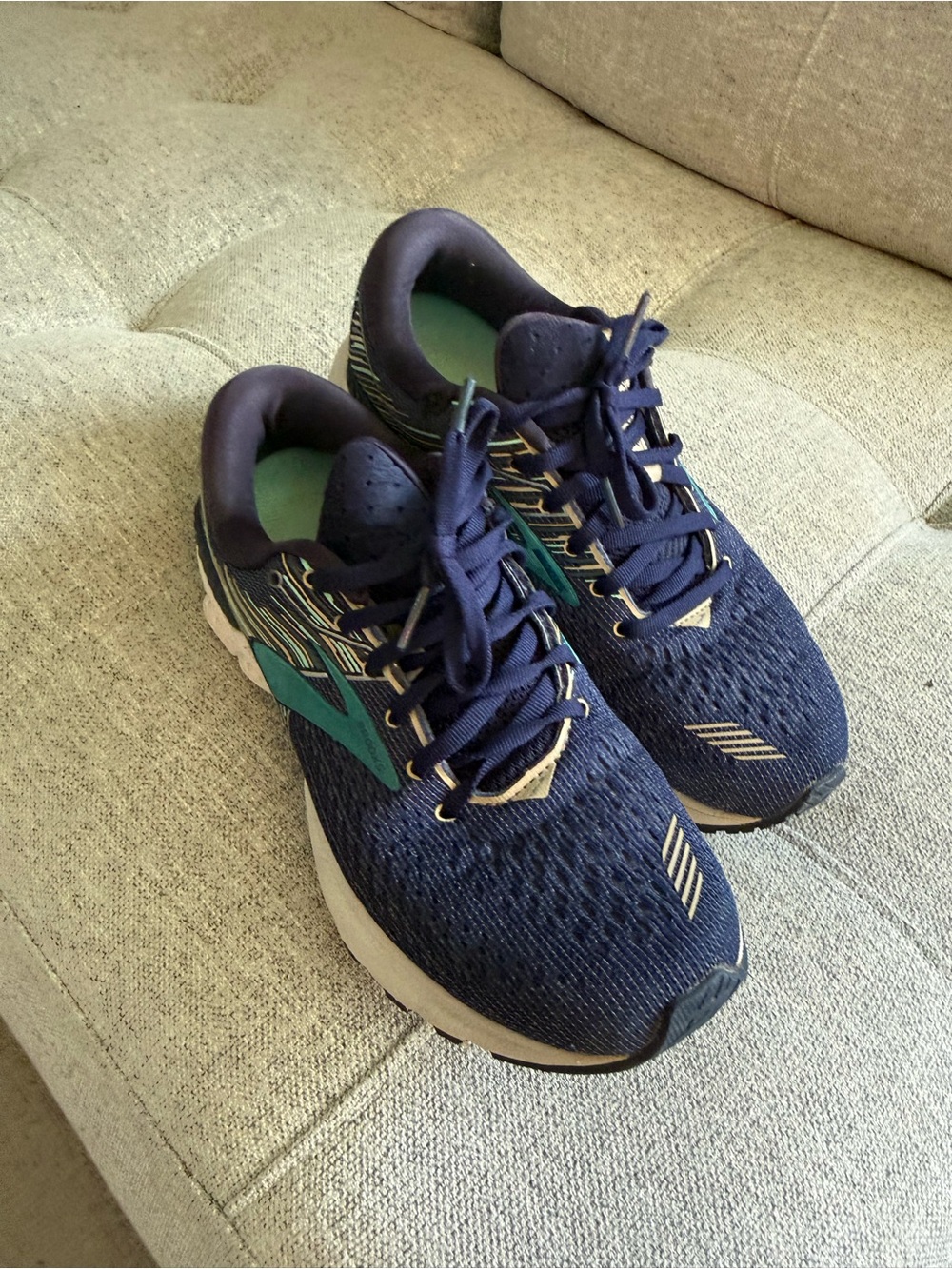 Brooks Women's Adrenaline 19 shoes size 9